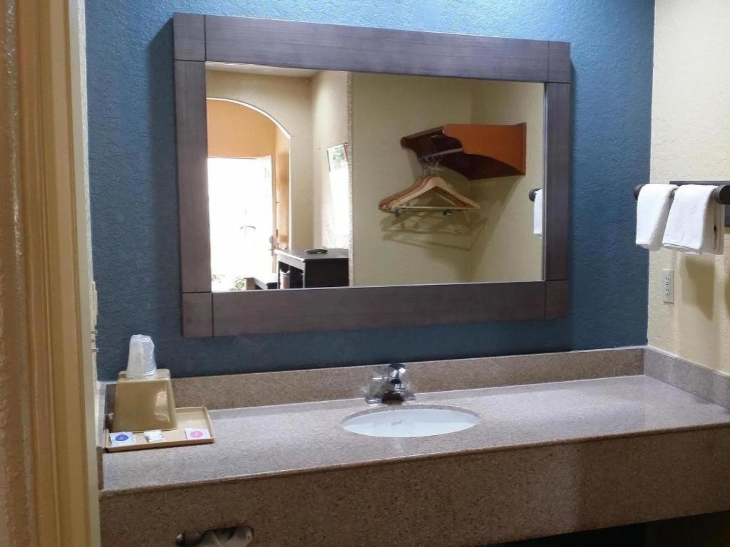 Americas Best Value Inn & Suites Northeast Houston Dış mekan fotoğraf